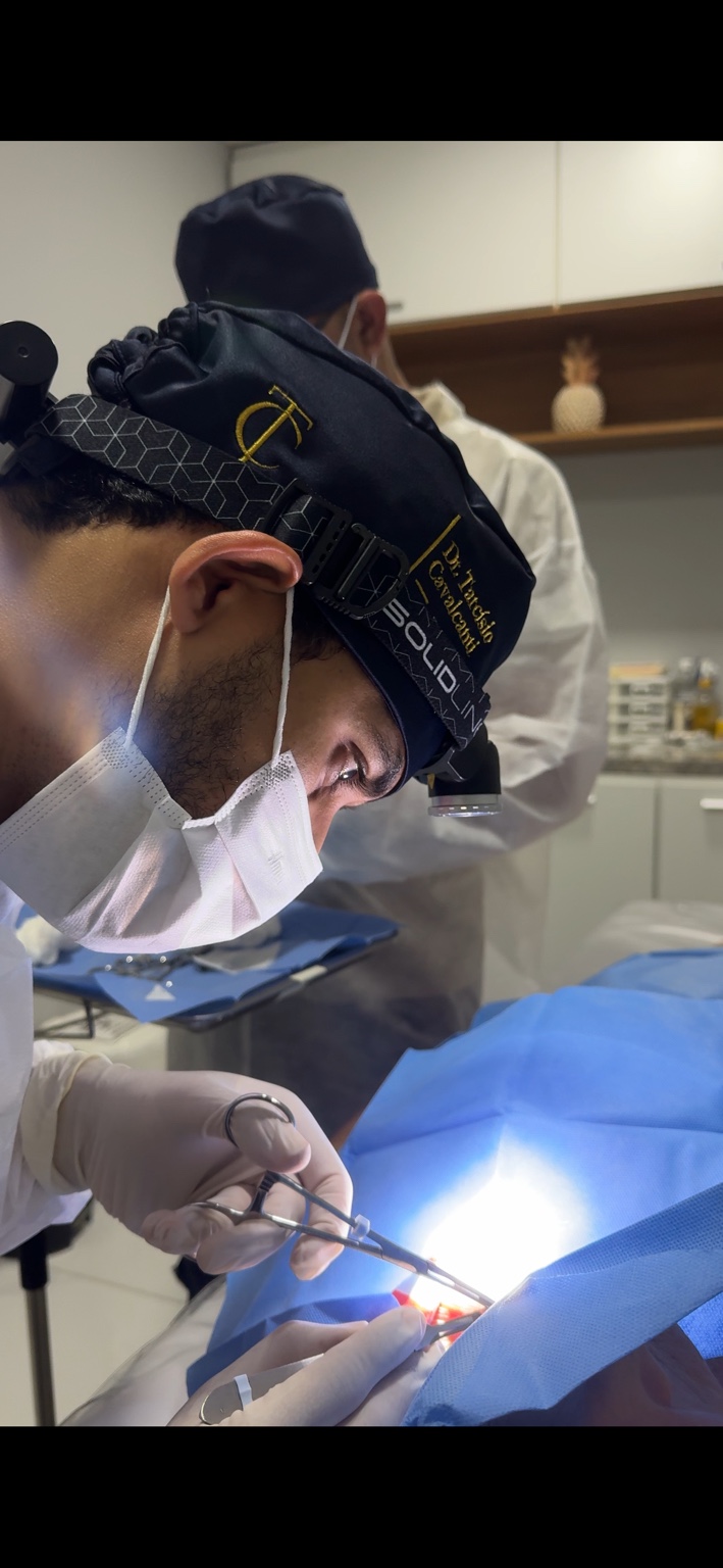 Dr. Tarcísio durante pequena cirurgia ambulatorial